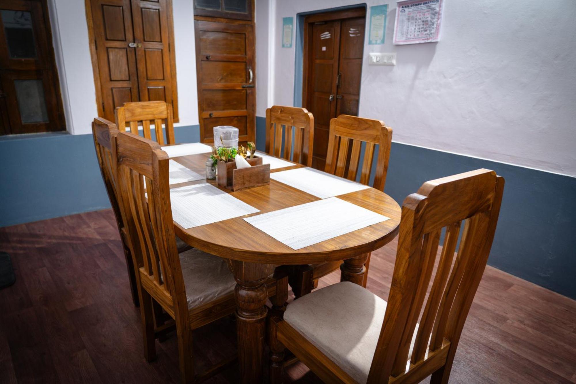 Leo Vishroam Hostel Мисор Екстериор снимка