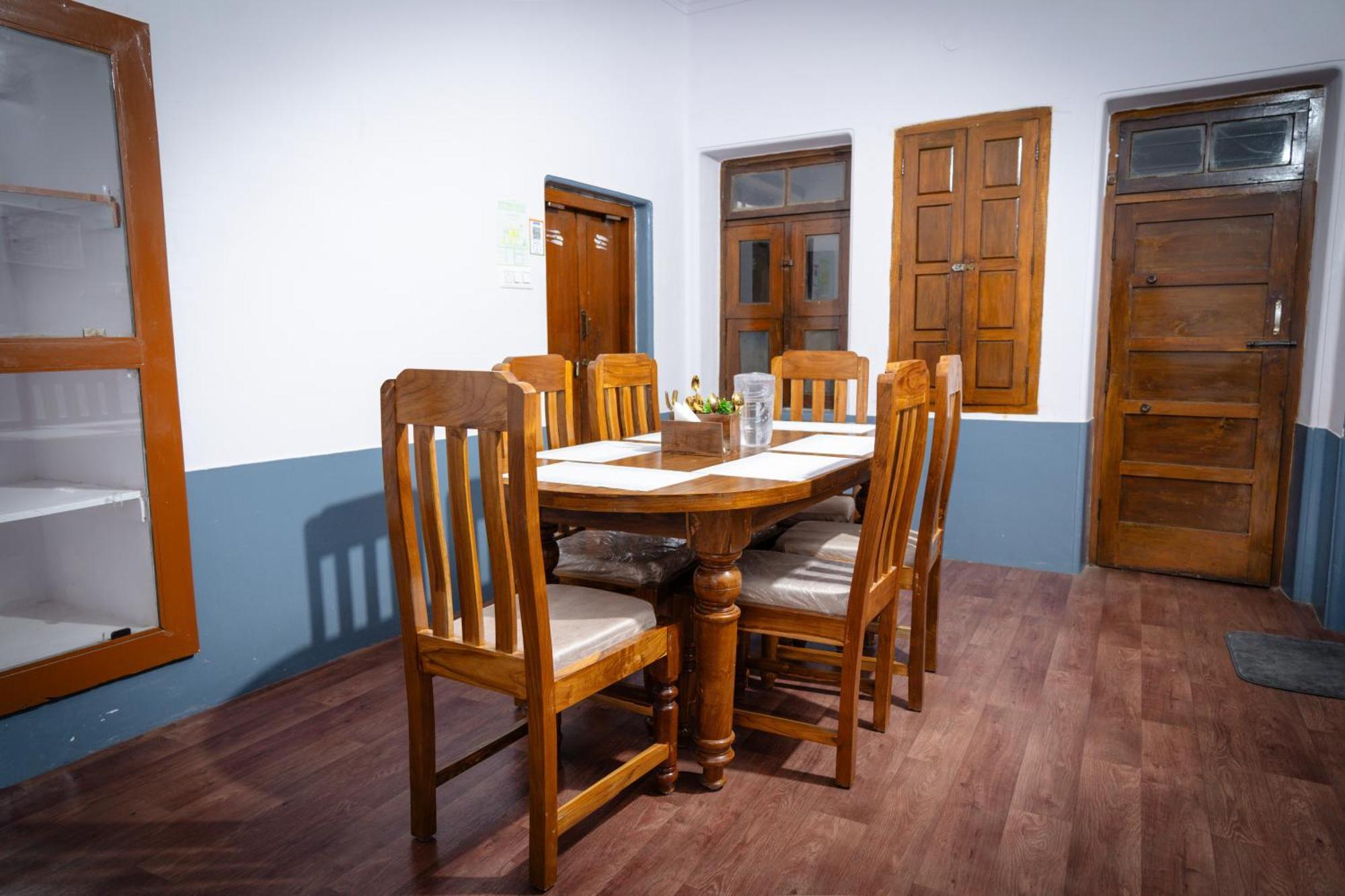 Leo Vishroam Hostel Мисор Екстериор снимка